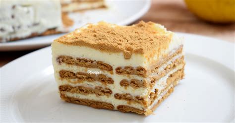 Tarta de galletas con piña y leche condensada en capas