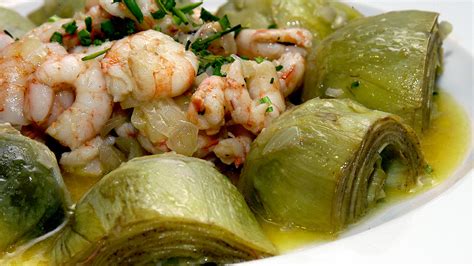 Salteado de alcachofas y gambas en una sartén