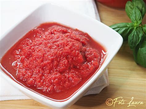 Tarros de tomate triturado casero conservado