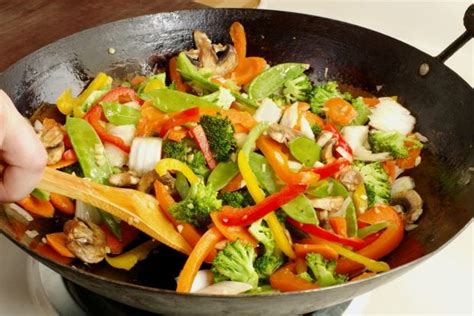 Proceso de salteado de verduras frescas en una sartén