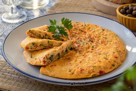 Resultado final de una tortilla de vegetales servida en un plato
