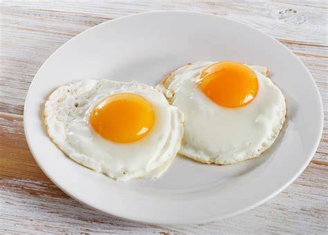 Plato de huevos fritos con yema líquida