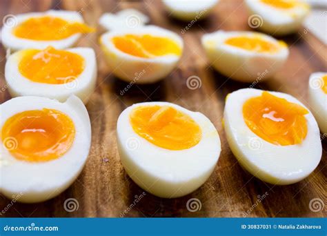 Huevos duros cortados a la mitad