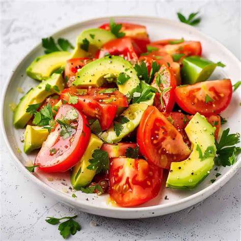 Ensalada de tomate, aguacate y melva