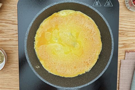 Preparación de la tortilla francesa en una sartén antiadherente