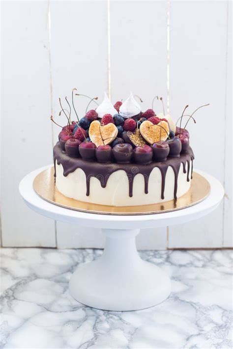 Tarta decorada con chocolate fundido