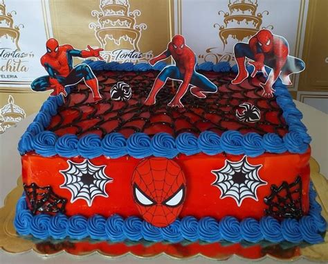 Tarta decorada con diseño de telaraña