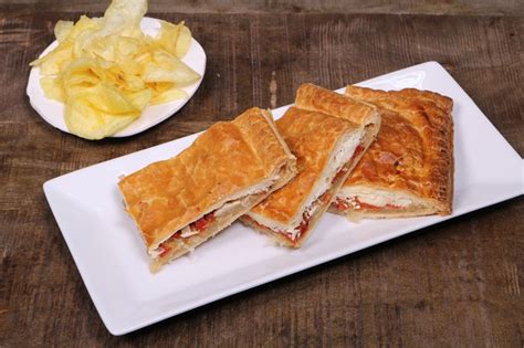 EMPANADILLAS CRUJIENTES DE QUESO DE CABRA Y CEBOLLA CARAMELIZADA