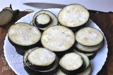 Rodajas de berenjena con sal, sudando el amargor
