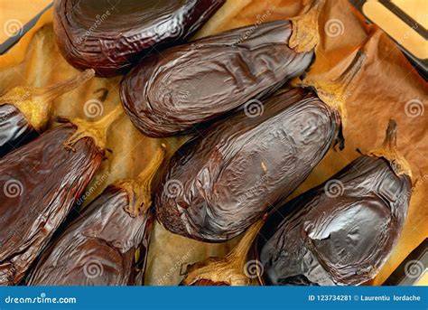 Berenjenas asadas en una bandeja de horno