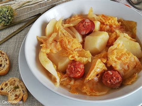 Plato de repollo con patatas cocidas