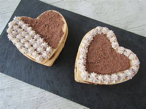 Corazones de masa quebrada con chocolate y fresas