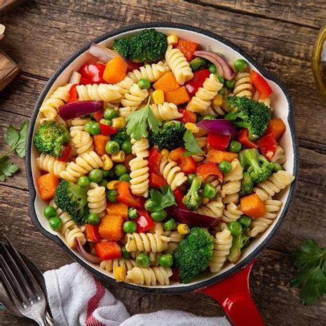 Plato de pasta con proteína de soja y vegetales