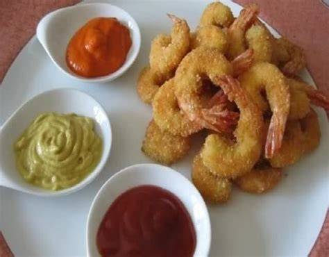 Langostinos empanados y fritos con salsas