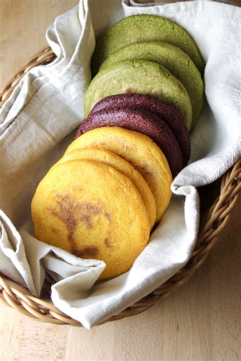 Arepas de colores vibrantes hechas con vegetales