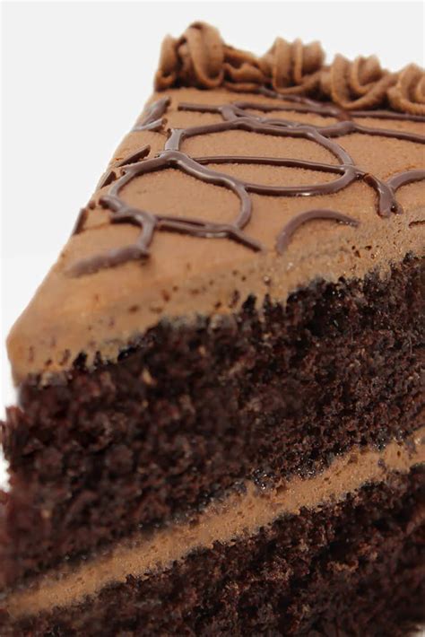 Bizcocho de chocolate cremoso cortado en rebanadas