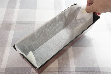 Molde de bizcocho forrado con papel de horno