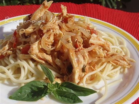 Espaguetis cremosos con pollo desmechado