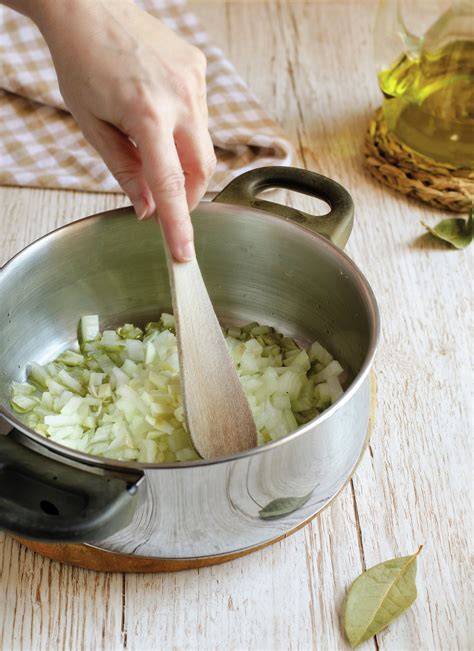 Cebolla y ajo salteándose para la salsa