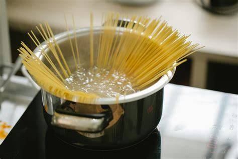 Espaguetis cociéndose