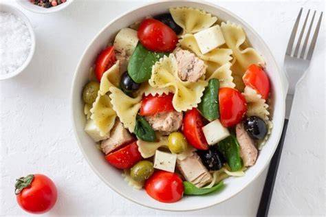 Ensalada de pasta fresca con atún, tomates y vinagreta de miel y soja