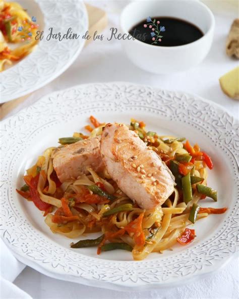 Preparación paso a paso de tallarines con verduras y atún