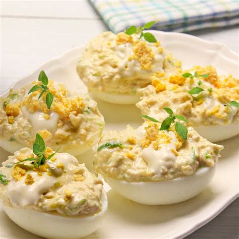 Plato de huevos gratinados rellenos de jamón