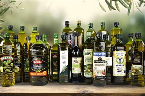 Botellas de aceite de oliva en un lugar oscuro y fresco