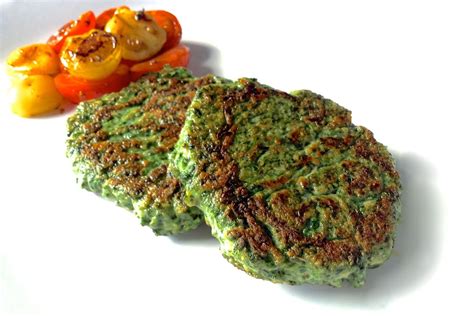Hamburguesas de pollo y espinacas en un plato con arroz