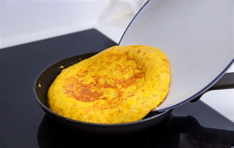 Dando la vuelta a una tortilla de patatas
