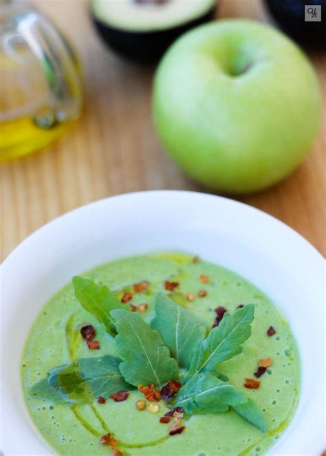 Gazpacho de remolacha, manzana y aguacate servido en cáscaras de aguacate
