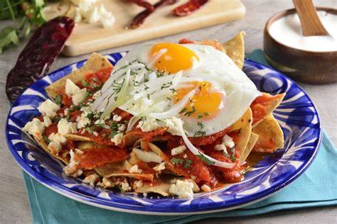 Chilaquiles rojos con huevo