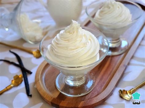 Postres decorados con crema chantilly