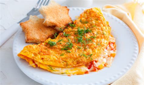 Ingredientes principales para huevos fritos con tomate y cebolla