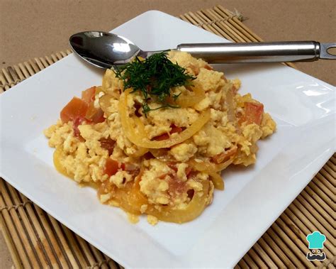 Huevos revueltos con tomate y cebolla