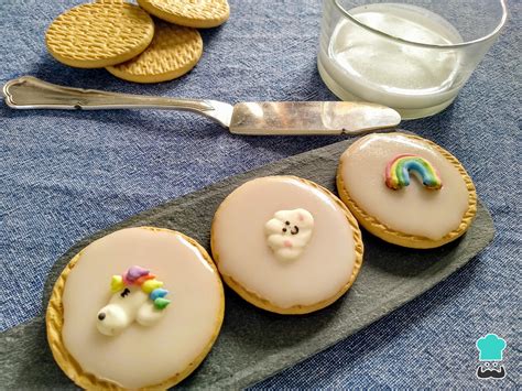 Primer plano de galletas decoradas con glaseado