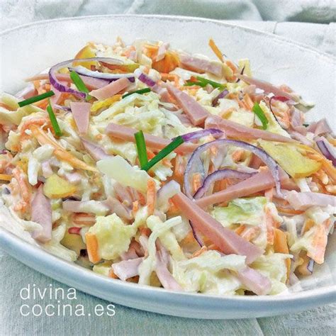 Ensalada de col con frutas frescas