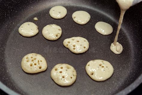 Proceso de cocción de tortitas en una sartén