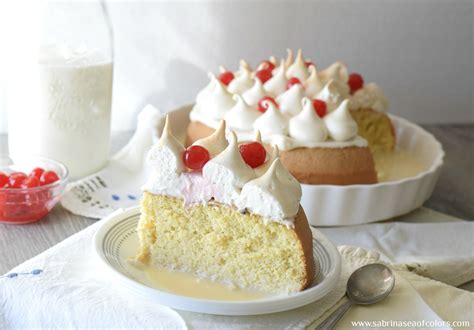 Torta tres leches venezolana en un plato con cerezas