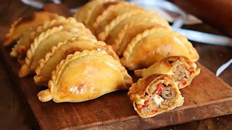 Empanadas de carne recién horneadas con repulgue tradicional