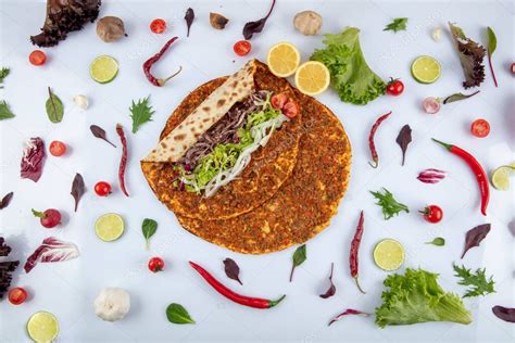Imagen tradicional de lahmacun servido con limón y perejil