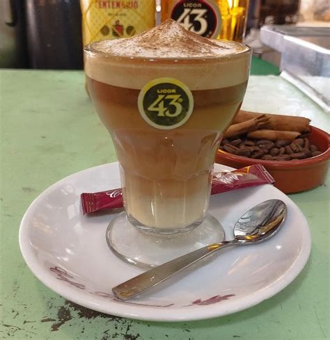 Ingredientes del Café Asiático: brandy, Licor 43, leche condensada, café, canela