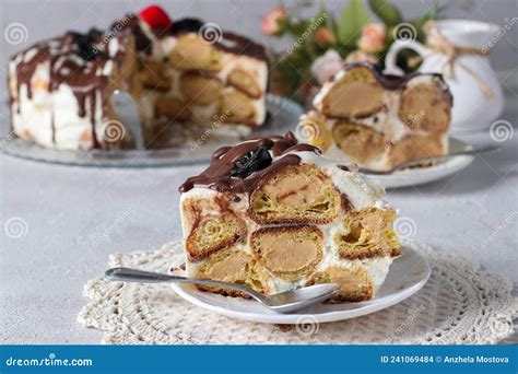 Tarta de café asiático cortada en porciones