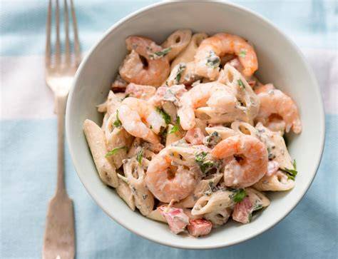 Ensalada de pasta con langostinos y aderezo de mayonesa y limón