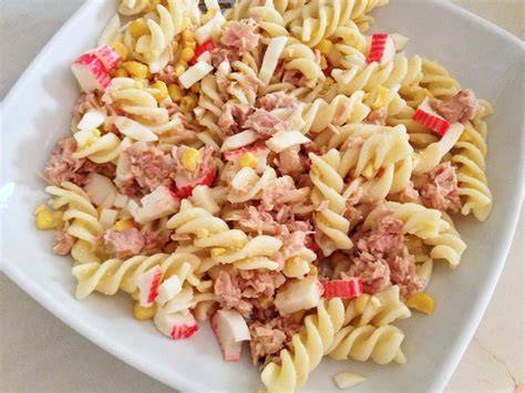 Ensalada de pasta con atún, huevo y aderezo de mayonesa y mostaza