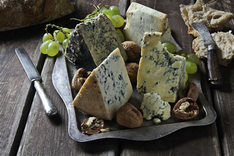 Variedad de quesos azules: Roquefort, Stilton, Cabrales