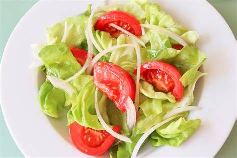Ingredientes frescos para ensalada de tomate y pimiento