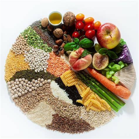 Plato con frutas, verduras, cereales y legumbres para una dieta rica en fibra