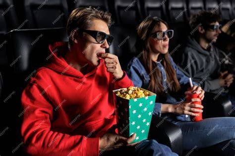 Un grupo de amigos comiendo palomitas en el cine