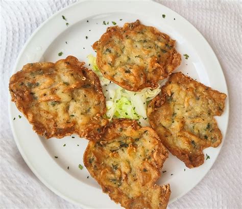 Tortitas de camarones doradas y crujientes en un plato